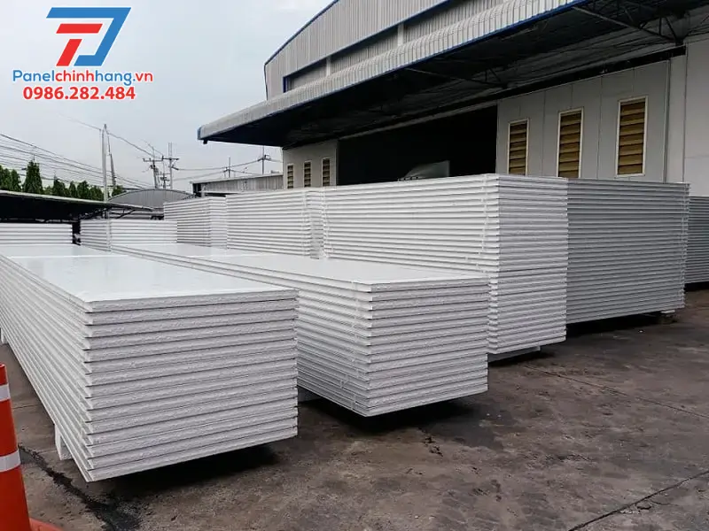 Cách nhiệt nhà mái thái băng cách sử dụng tấm panel cách nhiệt
