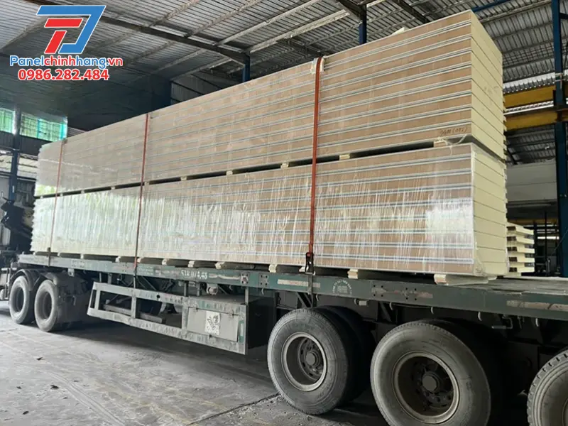 Panelchinhhang: Đối tác cung cấp vật liệu chống nóng cho chuồng gà hàng đầu