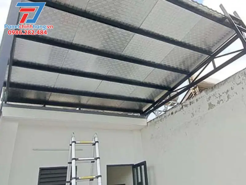 chống nóng nhà tiền chế bằng cách nâng chiều cao mái tạo không gian thông thoáng