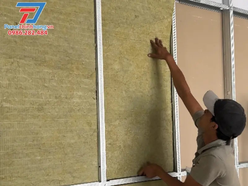 chống nóng quán cà phê bằng cách chèn bông khoáng Rockwool vào giữa các hệ khung vách