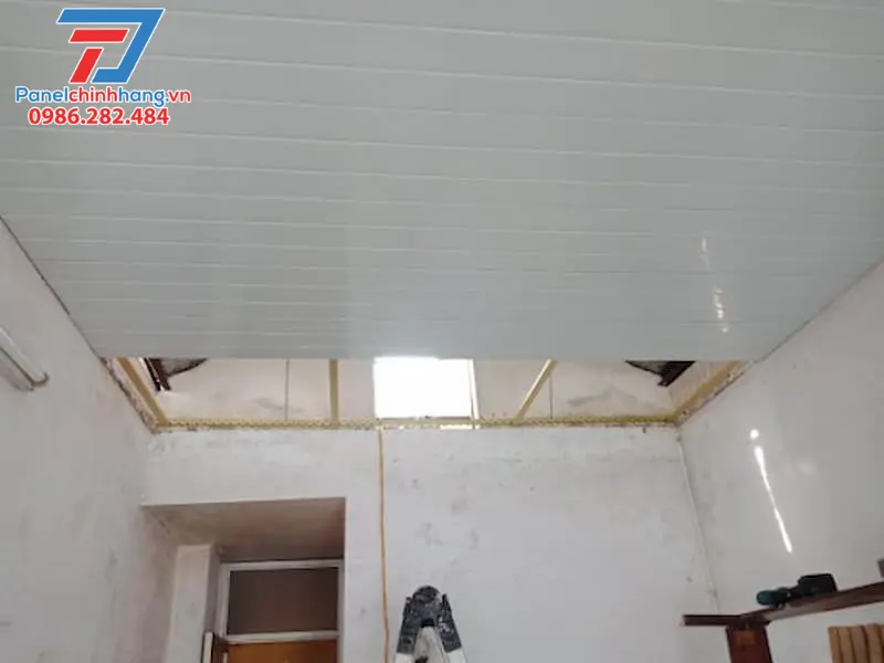 Làm trần thạch cao hoặc trần nhựa để cách nhiệt nhà mái thái