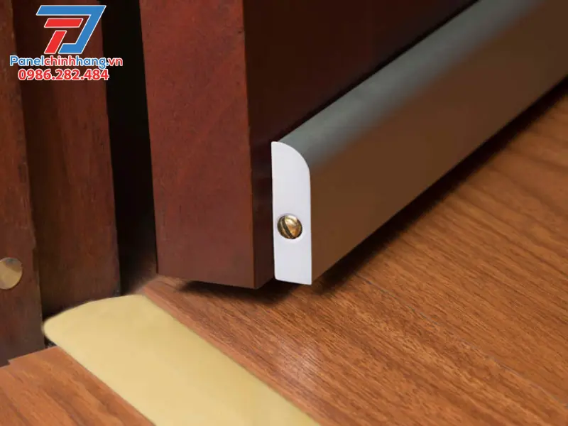 Lắp đặt tấm chặn ở khe cửa để cách nhiệt từ bên ngoài