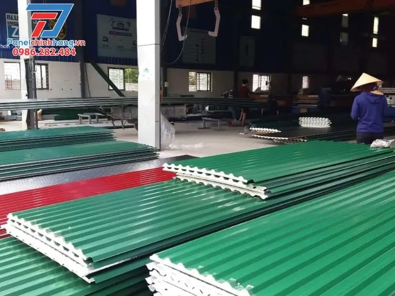 Panelchinhhang: Đơn vị thi công chống nóng mái tôn nhà xưởng uy tín Panelchinhhang: Đơn vị thi công chống nóng mái tôn nhà xưởng uy tín