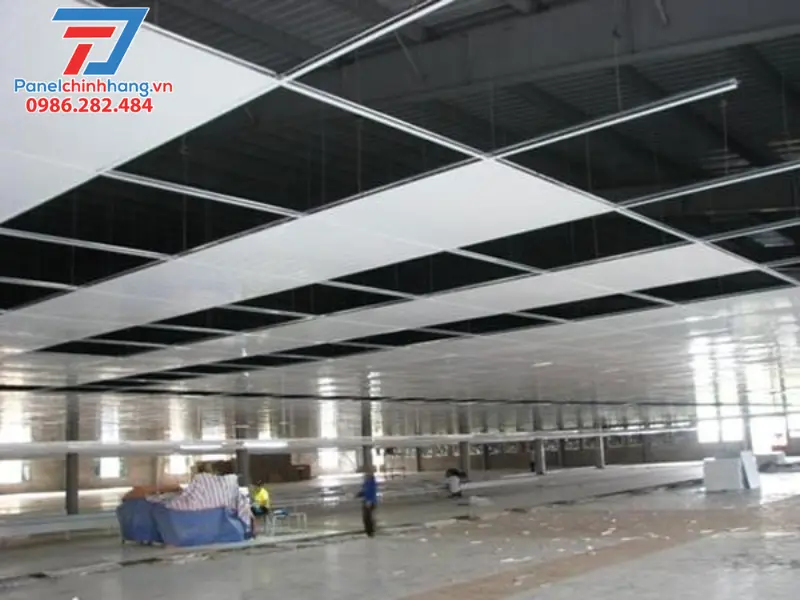 Làm trần bằng tấm panel cách nhiệt là một trong những phương pháp chống nóng cho nhà mái bằng tiết kiệm chi phí