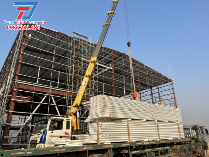 Những lưu ý về an toàn lao động trong thi công mái panel Những lưu ý về an toàn lao động trong thi công mái panel