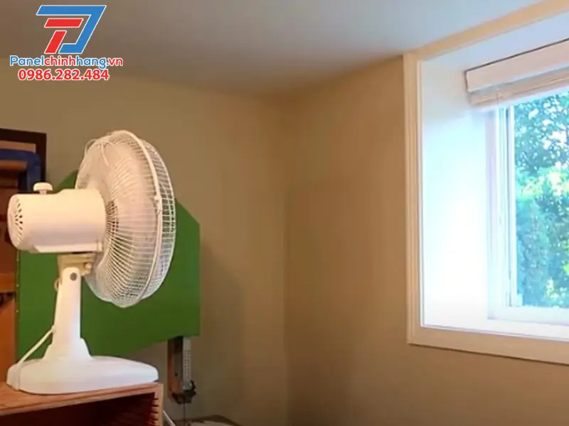 Chống nóng khi không có điều hòa bằng cách đặt quạt ở vị trí gần cửa sổ Chống nóng khi không có điều hòa bằng cách đặt quạt ở vị trí gần cửa sổ