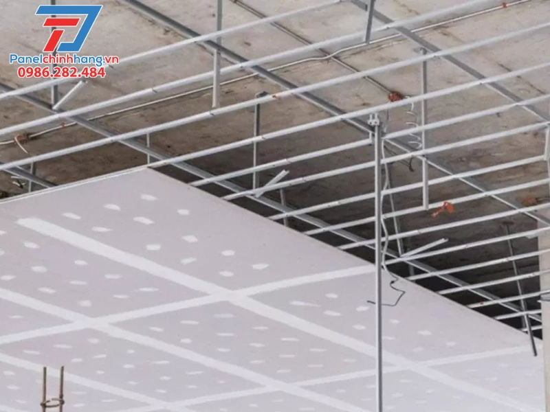 Lắp đặt trần thạch cao hoặc trần nhựa cách nhiệt Lắp đặt trần thạch cao hoặc trần nhựa cách nhiệt
